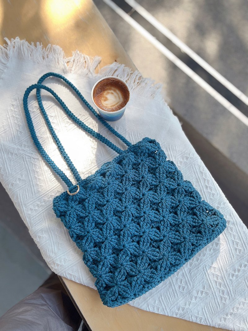 Handmade crochet Fantasia tote bag shoulder bag - dark blue flower pattern - กระเป๋าแมสเซนเจอร์ - ผ้าฝ้าย/ผ้าลินิน สีน้ำเงิน