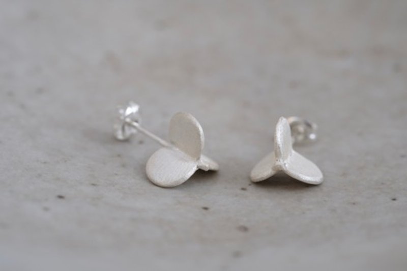 Mountain yam motif pierced earrings - ต่างหู - โลหะ สีเงิน