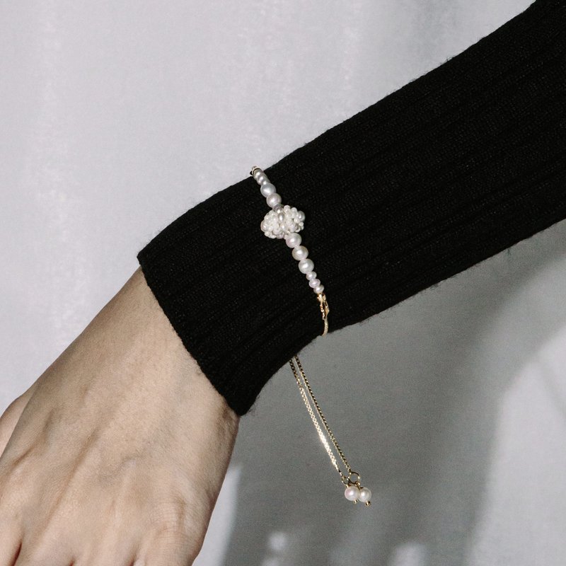 Papanași Bracelet donut pearl bracelet - ต่างหู - ไข่มุก ขาว