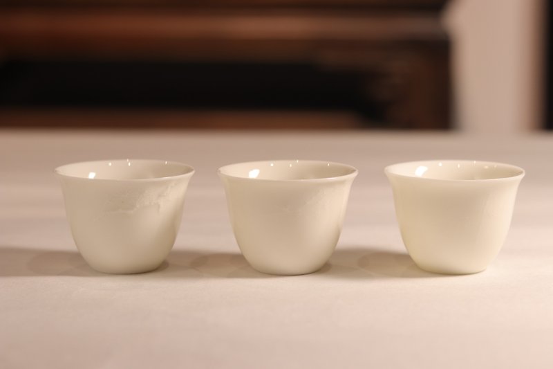敦母窯 徳華型彫り 翡翠磁器 カップ (6個セット) - 急須・ティーカップ - 磁器 ホワイト