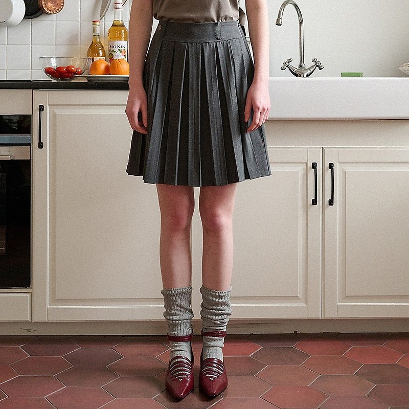 (LINE) Back Cut-Out Pleats Midi Skirt - กระโปรง - วัสดุอื่นๆ สีเทา
