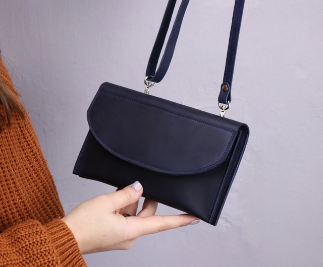 Small side outlet strap purse