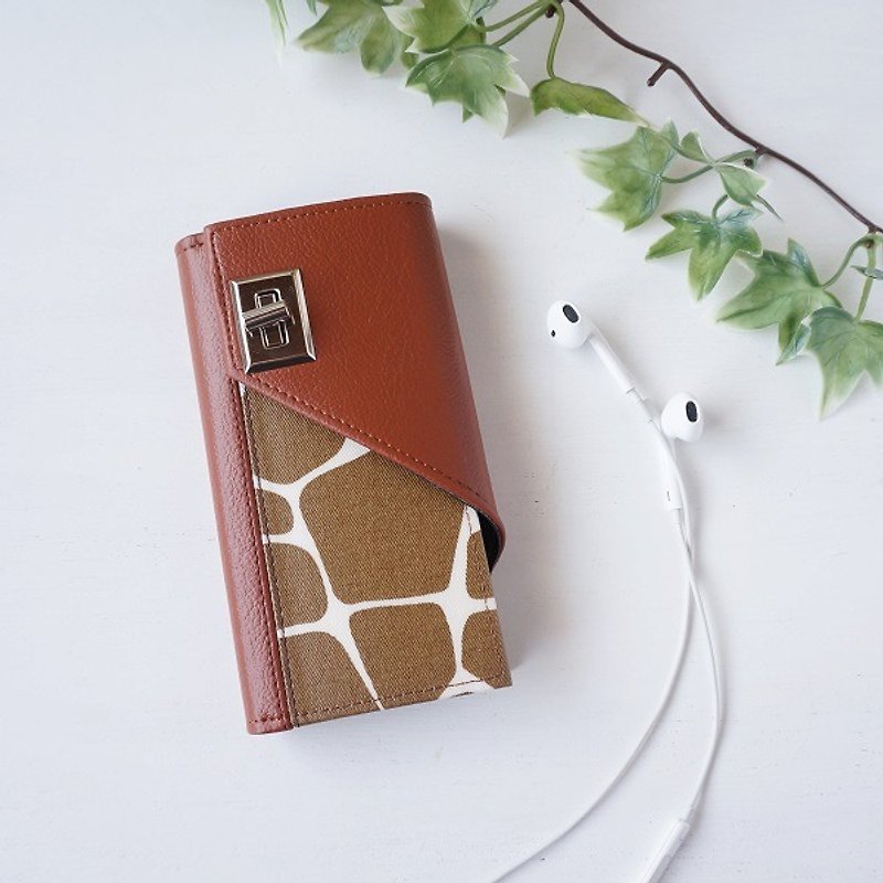 Giraffe ◆ iPhoneSE / 5 / 5s / 5SE ◆ Animal pattern handbook type smart case - Phone Cases - Waterproof Material Brown