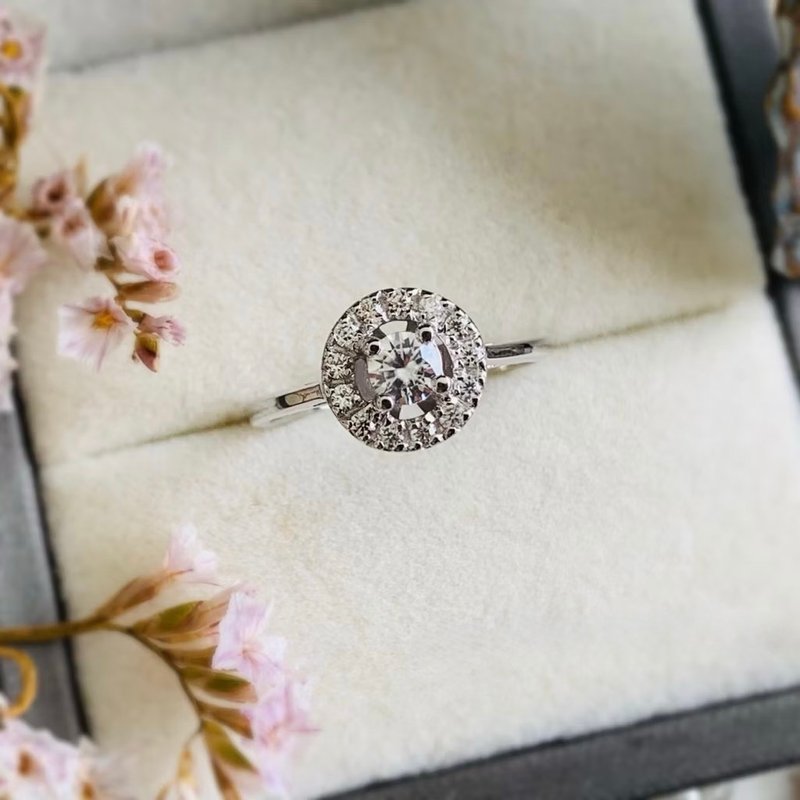 戒指上鑲嵌一顆 4 毫米圓形切割的白色鋯石, 周圍環繞著一顆 1.5 - 戒指 - 半寶石 透明