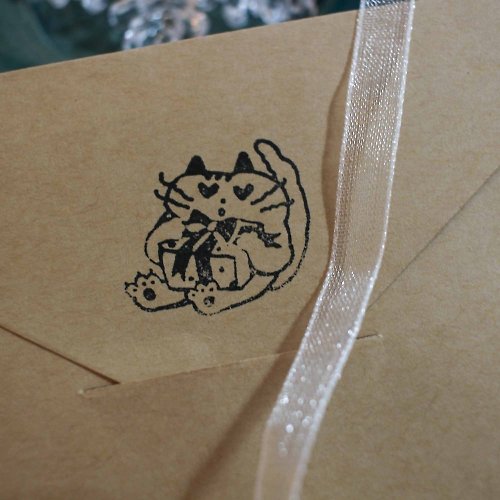 Jayeon Store (Jayeon Store Wood Stamp Series) A cat that is very happy to receive a gift
