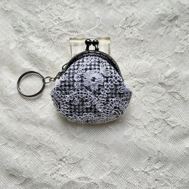 Plaid lace design kiss lock bag keychain - กระเป๋าใส่เหรียญ - ผ้าฝ้าย/ผ้าลินิน 