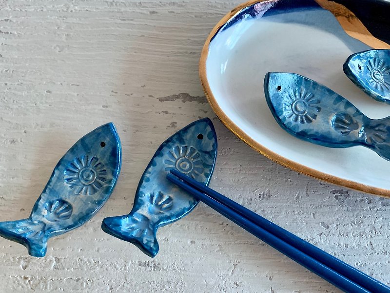 Blue dried fish chopstick rest (sold out remade)_pottery chopstick rest