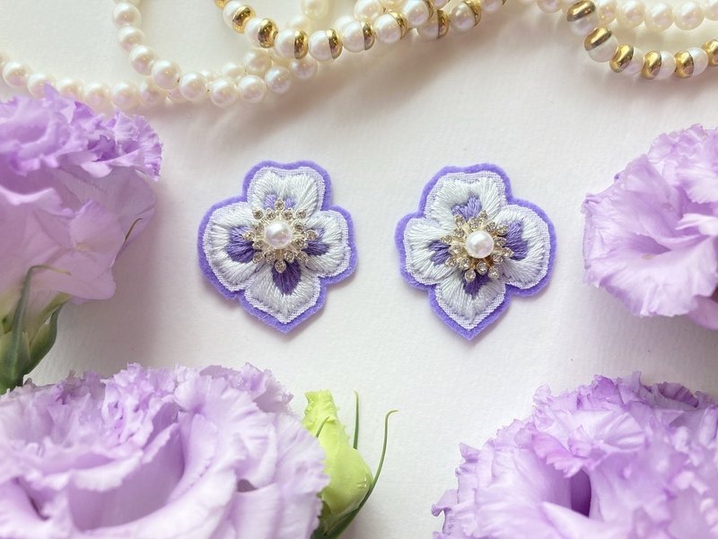 【ピアス/イヤリング/刺繍アクセサリー/オレンジ/プチギフト/プレゼント/紫陽花】 Lavender Hydrangea - 耳環/耳夾/耳骨夾 - 繡線 紫色