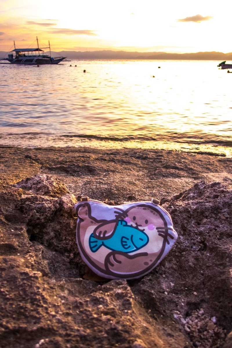 【現貨】海洋側背袋-海豹 - 手拿包 - 棉．麻 卡其色
