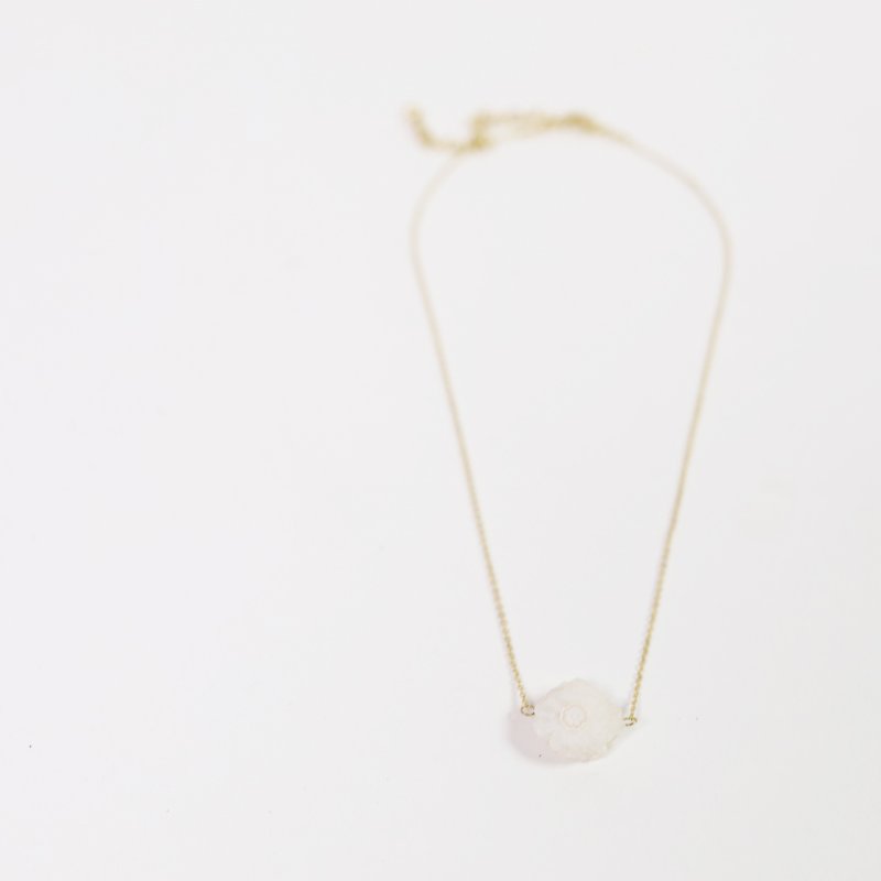 brass and stone necklace-flower - สร้อยคอ - เครื่องเพชรพลอย ขาว