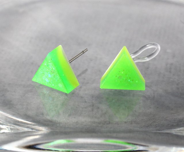 レジンピアス/キラキラ蛍光グリーンシングル/三角/10mm - ショップ