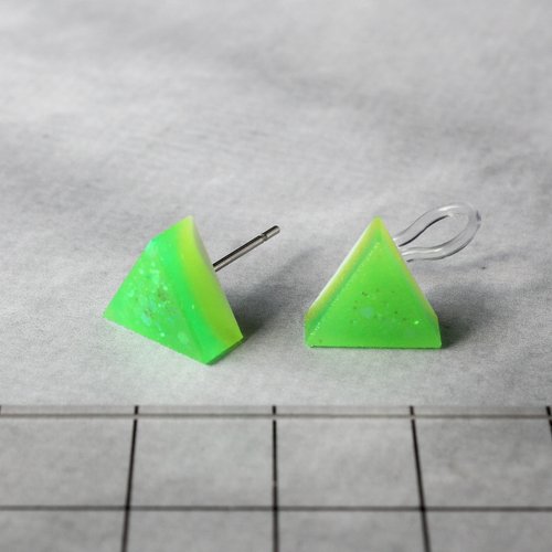 柔らかな緑 三角ピアス  イヤリング ﾋﾟｱｽ ⁄ ｲﾔﾘﾝｸﾞ Green＊M＊ｽｸｴｱ 2way選択可能 レジン 緑 グリーン