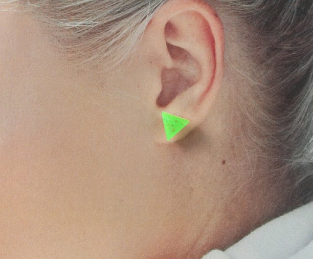 柔らかな緑 三角ピアス  イヤリング ﾋﾟｱｽ ⁄ ｲﾔﾘﾝｸﾞ Green＊M＊ｽｸｴｱ 2way選択可能 レジン 緑 グリーン