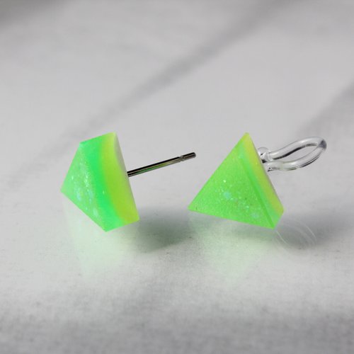 レジンピアス/キラキラ蛍光グリーンシングル/三角/10mm
