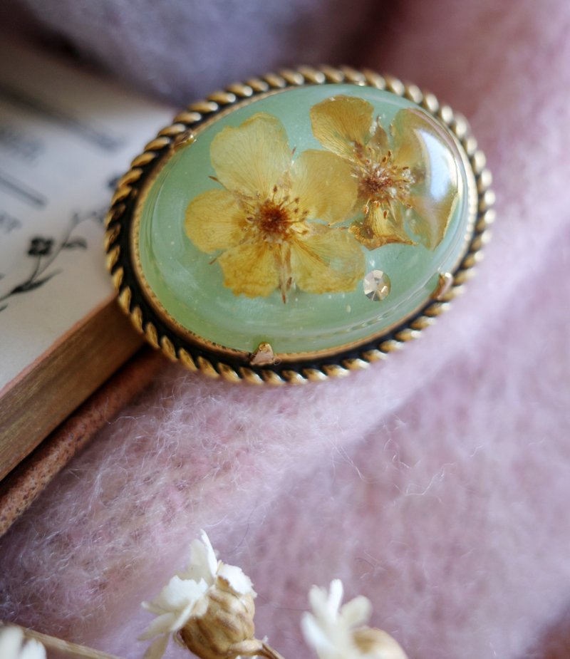 古董金框塑料花 CAMEO 橢圓別針胸針 A45 - 胸針 - 其他金屬 金色