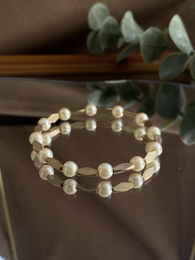 Natural pearl bracelet Bronze design - สร้อยข้อมือ - ไข่มุก สีทอง