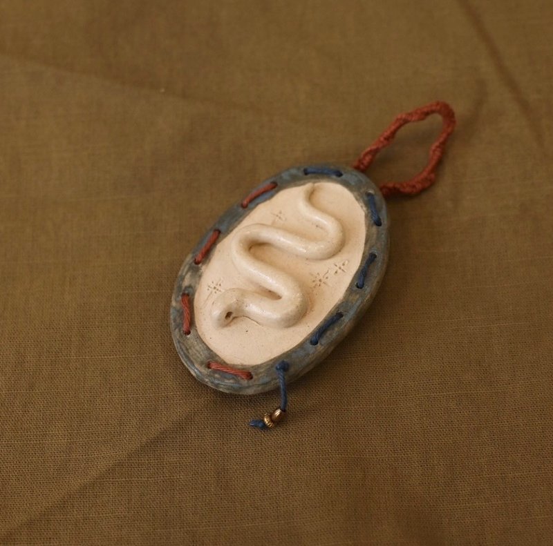 White snake pottery and woven hanging ornaments - ของวางตกแต่ง - ดินเผา สีน้ำเงิน