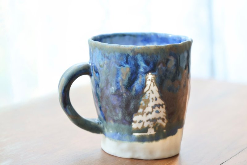 【聖誕禮物】冬日雪景森林聖誕樹侘寂風藍綠釉色手捏陶馬克杯中型 - 其他杯子 - 陶 藍色