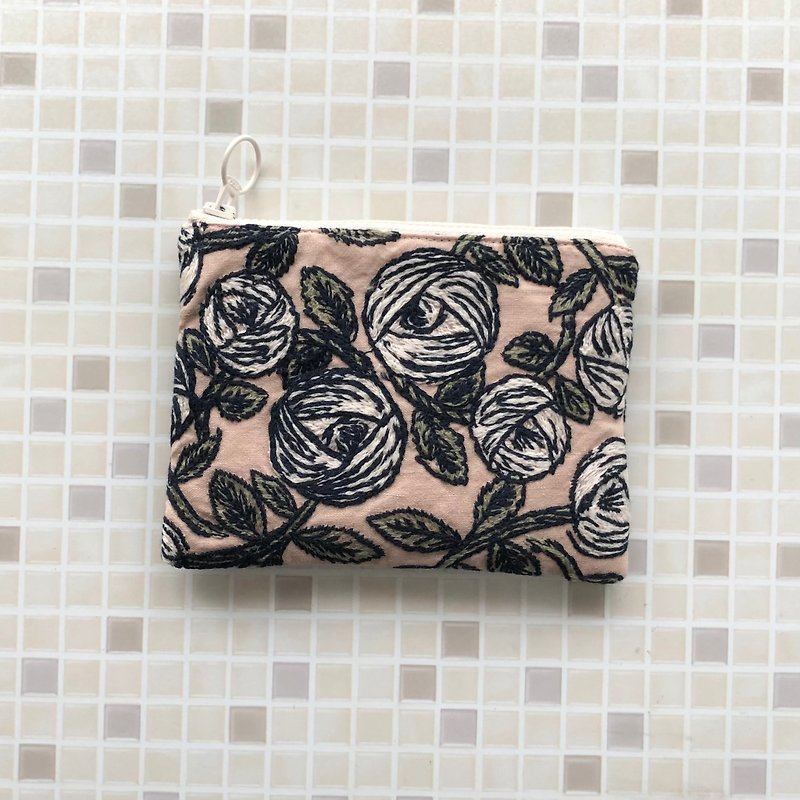 Popular color, handmade, rose pattern, cosmetic pouch, small size, with pocket, rose, made of high quality fabric, rosy - กระเป๋าเครื่องสำอาง - ผ้าฝ้าย/ผ้าลินิน สึชมพู
