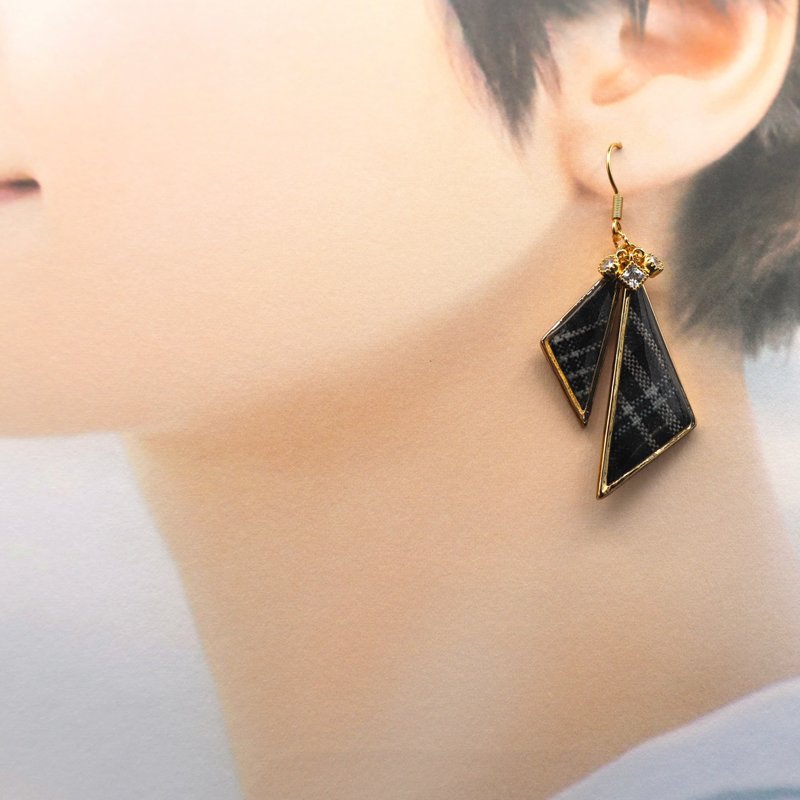 twin triangle_monotone check pattern - Earrings & Clip-ons - Other Metals Black