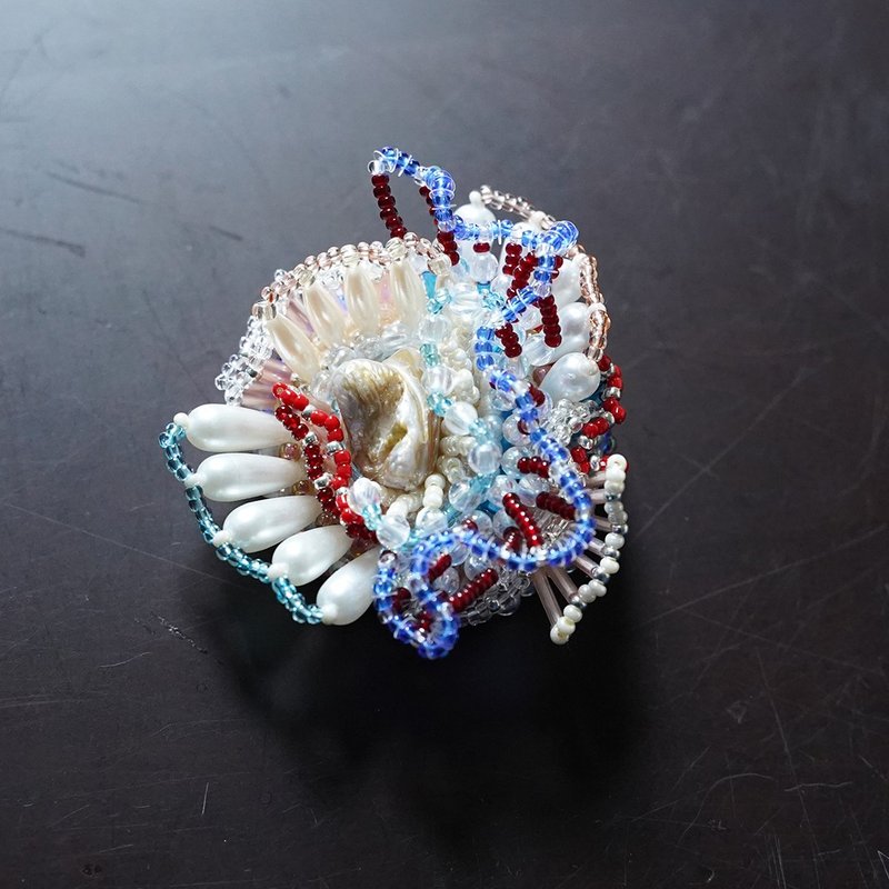 潮だまりの生き物たち5 ブローチ ビーズ刺繍　カラフル　海 - 胸針 - 玻璃 多色