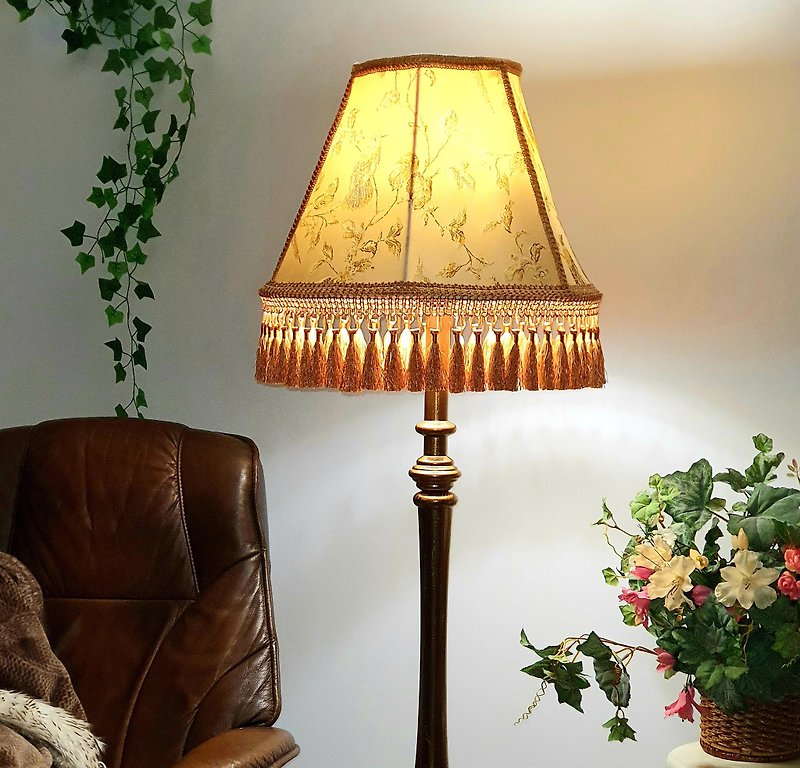 Victorian lampshade, relief pattern in beige-orange-brown colors - 燈具/燈飾 - 其他材質 金色