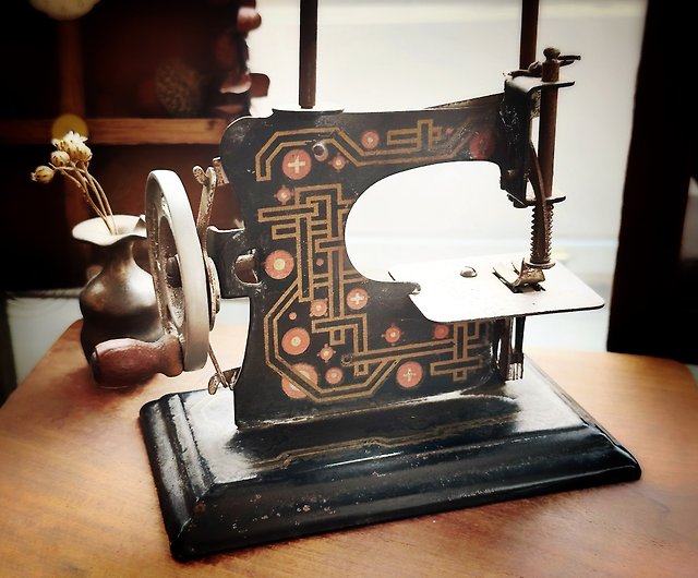 1920s Art deco antique small sewing machine - Shop pickers Items for  Display - Pinkoi