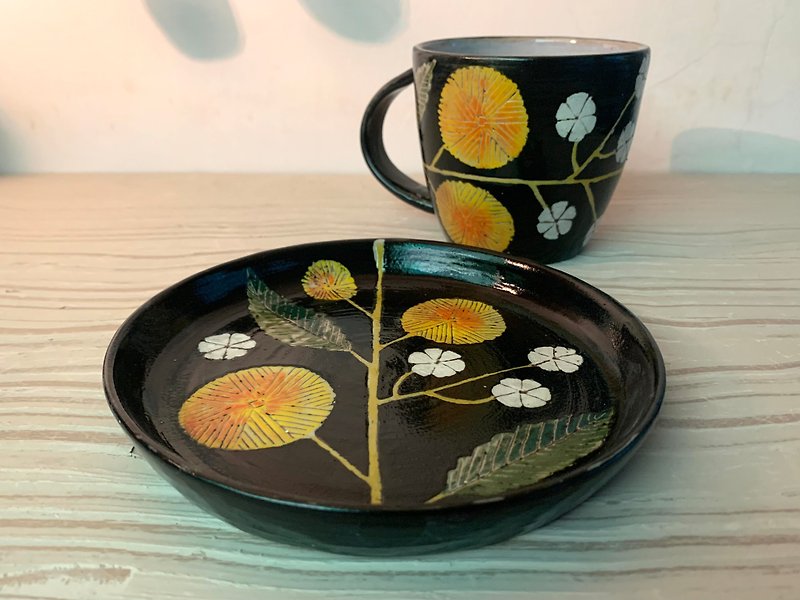 Handmade pottery plate with ink base and yellow flowers_Pottery dinner plate - Plates & Trays - Pottery Black