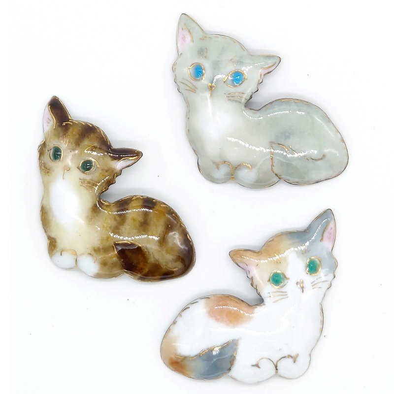 Cloisonne brooch of a cat sitting on a box - เข็มกลัด - โลหะ ขาว