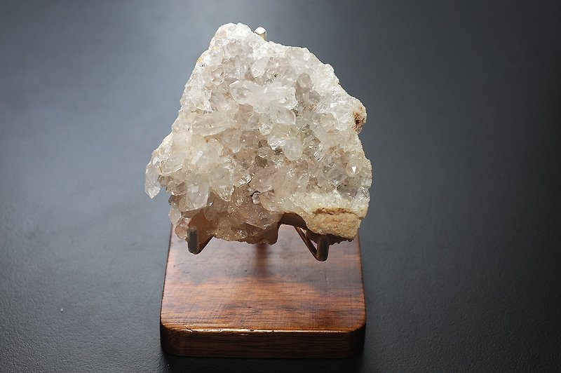 Crystal Items for Display - Bright skin white crystal cluster ore degaussing spiritual practice to attract wealth, break evil and prevent villain ornaments
