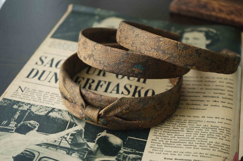 Handcrafted headband made from a vintage Yves Saint Laurent tie – bow version / narrow version. - ที่คาดผม - ผ้าไหม สีทอง