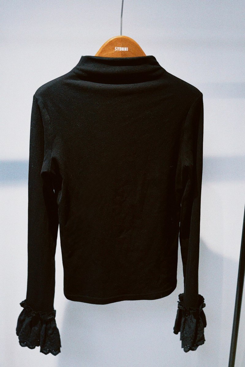 lace sleeve top 蕾絲裝飾袖上衣 black 寂靜黑 - 女上衣/長袖上衣 - 棉．麻 黑色