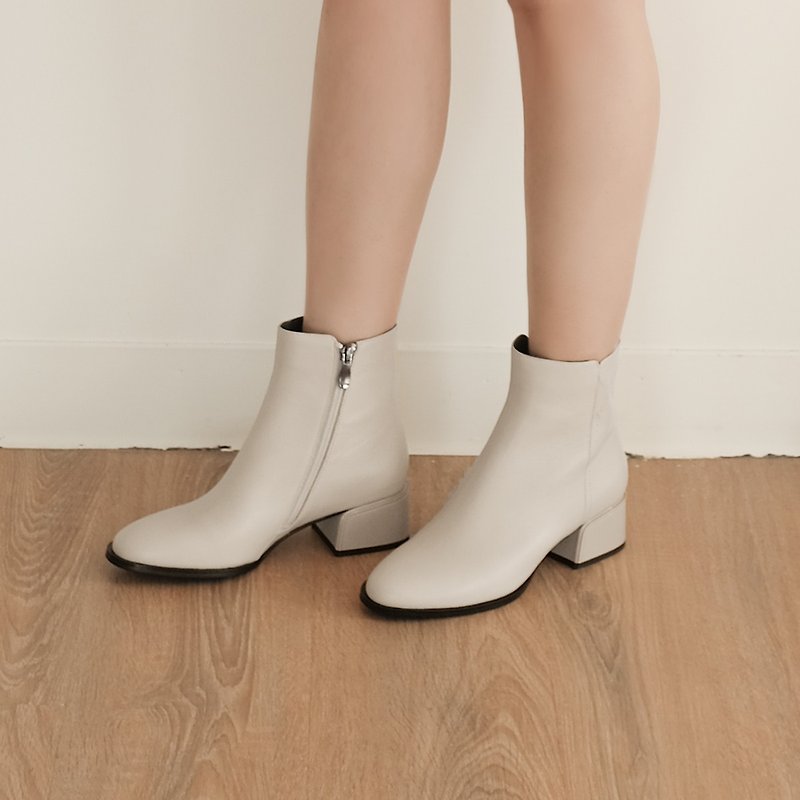 The selection of products in the laboratory and the outfits are not limited! Everyday classic and slimming heel boots - Yakult Color - Women's Booties - Genuine Leather Khaki