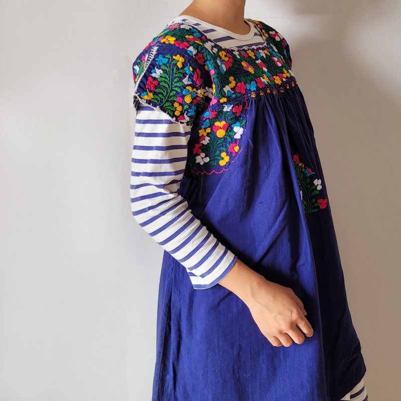 BajuTua /vintage/Mexico Oaxaca dark blue hand-embroidered top - Women's Vests - Cotton & Hemp Blue