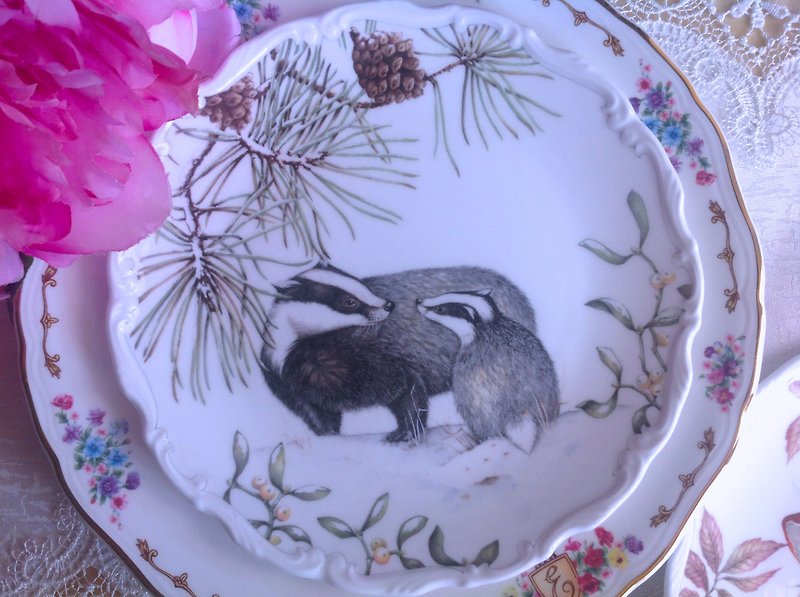 英國製Royal Albert四季動物骨瓷盤 秋季小鼬鼠彩繪蛋糕盤庫存品 - 碟子/醬料碟 - 瓷 