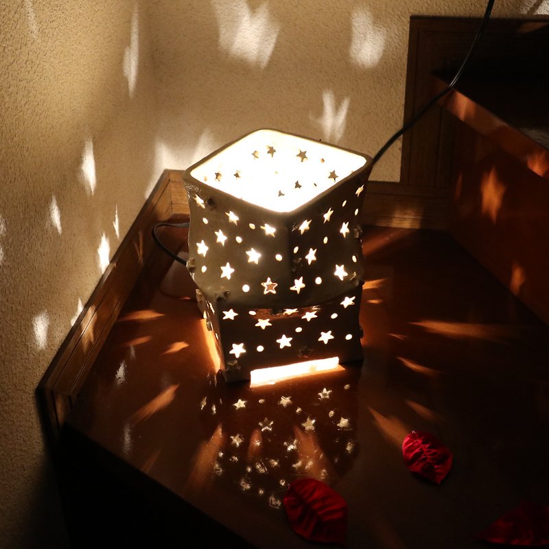 日本製星形ランプシェード　手びねり　陶器　日本陶芸作家　白 - 燈具/燈飾 - 陶 白色