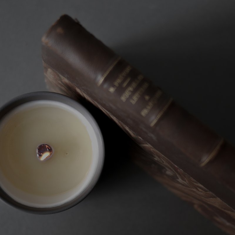 舊硬皮書 - 過去 / 回憶系列 | 香氛蠟燭 | 40小時放鬆時刻 - 香氛蠟燭/燭台 - 蠟 黑色