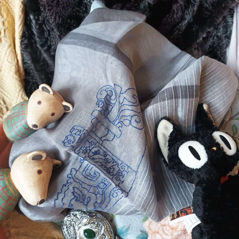 免費手綉英文字母 手工刺繡百搭真絲羊毛圍巾 - 建築美學 - 圍巾/披肩 - 羊毛 灰色