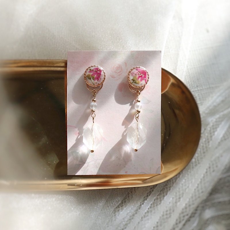 Flower earrings / ear clips / birthday gifts / Christmas gifts / pink / transparent beads - ต่างหู - วัสดุอื่นๆ สึชมพู