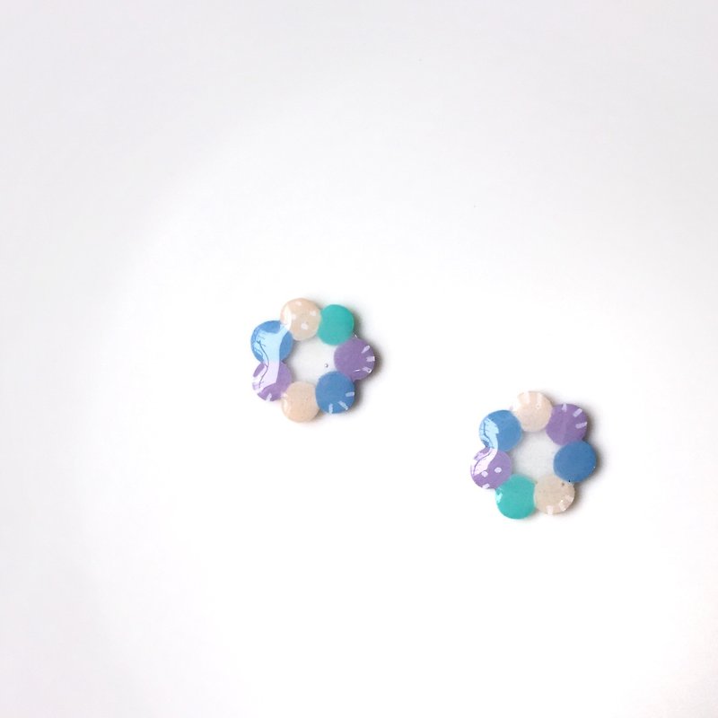 Revolving small flower clip/pin earrings