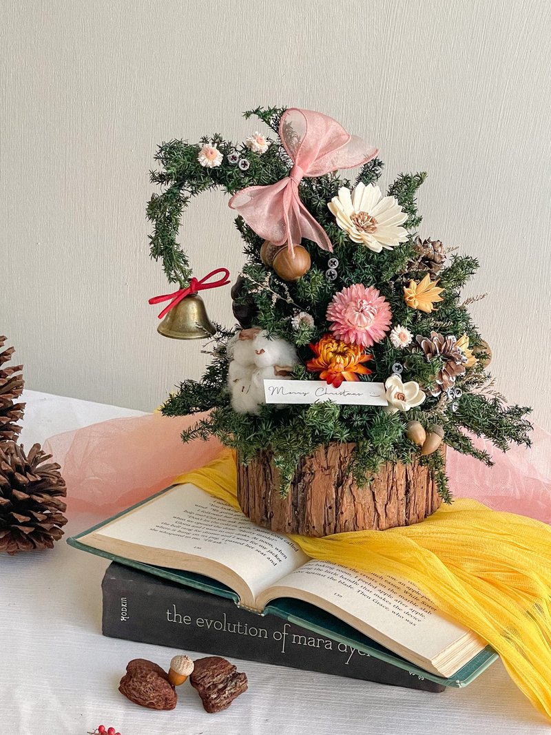 テーブルの上の怠惰なクリスマスツリー×乾燥杉の花のクリスマスツリー - ドライフラワー・ブーケ - 寄せ植え・花 