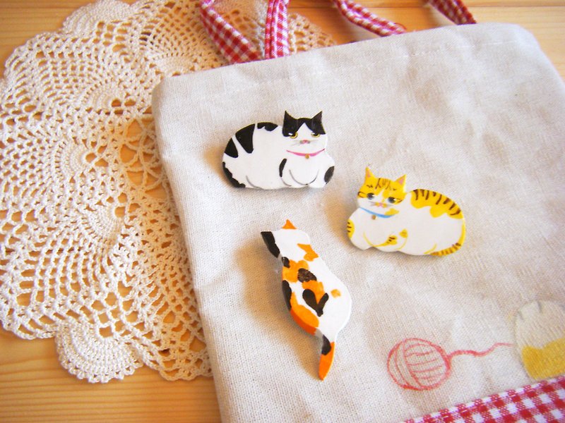 Off hand in hand cat / cat back pin / brooch - Brooches - Pottery Multicolor