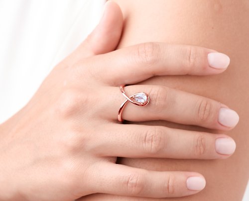 Majade Jewelry Design 白色藍寶石梨形求婚戒指 14k金獨特訂婚戒指 極簡結婚新娘指環