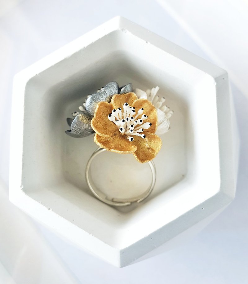 Blossom ring/ Gold flower ring/ Plants ring/ Sakura ring/ Minimalist flower ring - 戒指 - 其他材質 金色