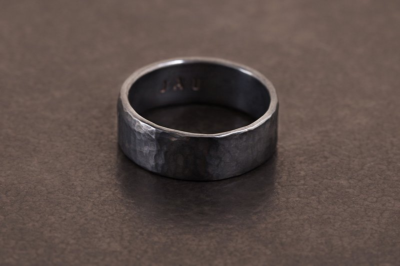 Customized Laser Engraving Oxidized Hammered Ring Ring - Charcoal Black - Hammered Sea Pattern/ - แหวนทั่วไป - เงินแท้ สีดำ