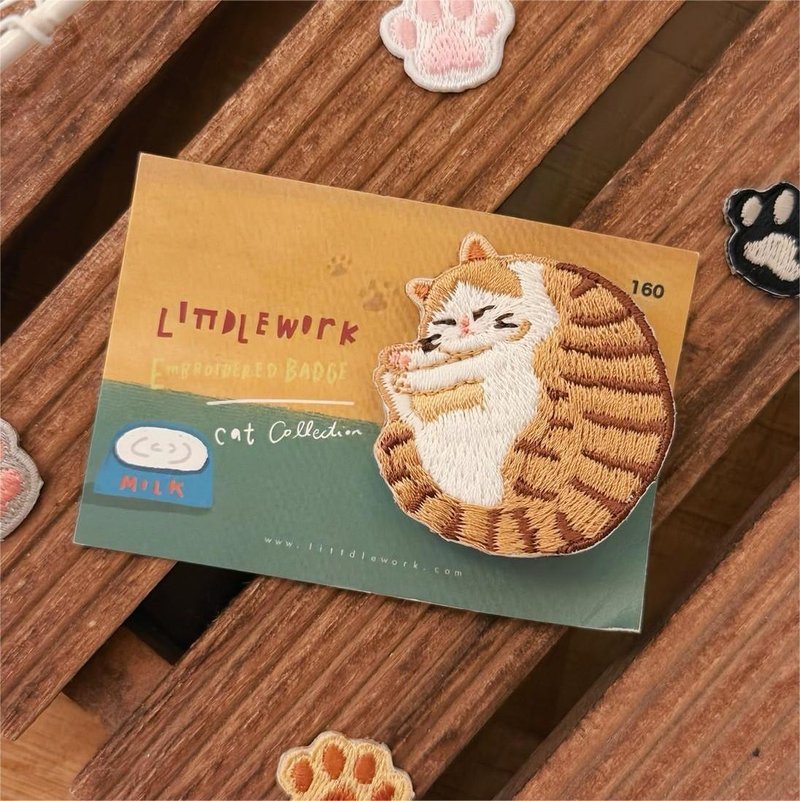 刺繡燙貼/別針 | 貓咪 - 圓可頌奶油貓 | Littdlework - 徽章/別針 - 繡線 多色