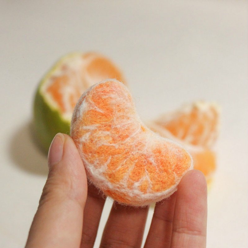 Wool felt hand-made orange fruit realistic brooch/pin original food series girlfriend exchange gifts - เข็มกลัด - ขนแกะ สีส้ม