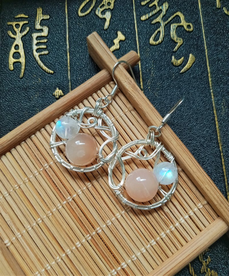 Anonymous mountains and rivers. earrings. Beautiful gentle earrings. Orange moonstone. Blue moonstone. metal braid - ต่างหู - เครื่องเพชรพลอย หลากหลายสี