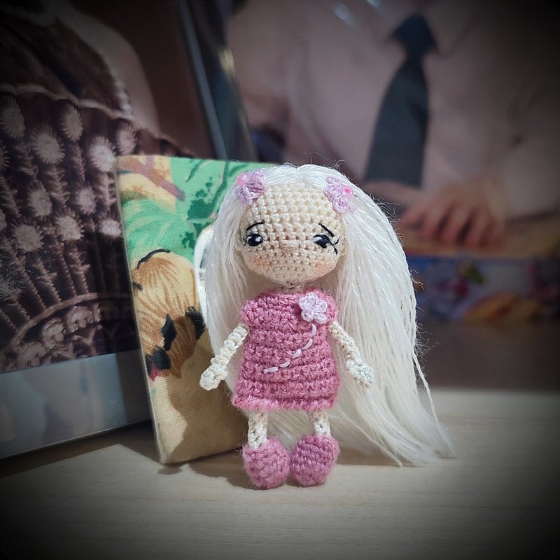 Miniature doll crochet. Tiny doll. Dollhouse miniature doll. - ตุ๊กตา - ผ้าฝ้าย/ผ้าลินิน หลากหลายสี