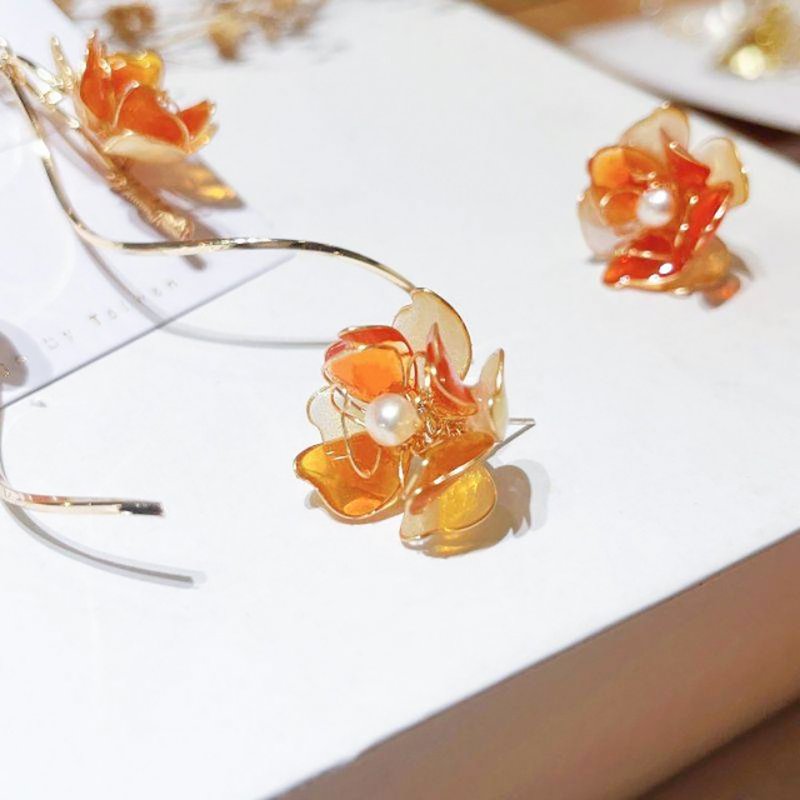 1KM Caramel Maple Flower‧Layered Two Tone Resin Flower Earrings - Earrings & Clip-ons - Resin 